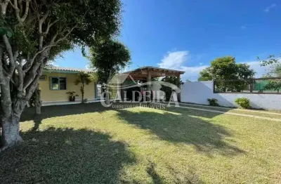 Lindíssima casa em local de moradores fixos!! Imóvel de alvenaria com ótimas condições!! Não perca uma oportunidade dessas, venha conferir esse imóvel para você adiquirir!! Aqui na imobiliária caldeir