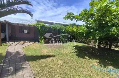 Belíssima casa apenas uma quadra do mar!! Muito bem localizada na praia de tramandaí!! Não perca essa oportunidade!! Venha já garantir  seu imóvel!! Aqui na imobiliária caldeira realizamos o seu sonho