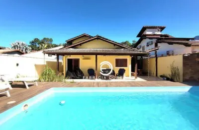 Sobrado com piscina e quintal amplo em condomínio fechado próximo à praia