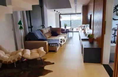 Amplo sobrado em condomínio fechado com closet e hidromassagem