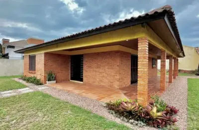 C615 belo imóvel em tijolo à vista com 02 terrenos, próximo ao mar