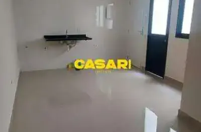 Apartamento com quintal privativo à venda – 50m², 2 dorms, 1 vaga, condomínio com elevador e baixo custo