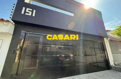 Sobrado moderno e reformado com 2 dormitórios, piscina e área gourmet – 190m²