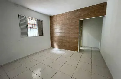 Casa compartilhada com 1 dormitório grande para locação em rua tranquila