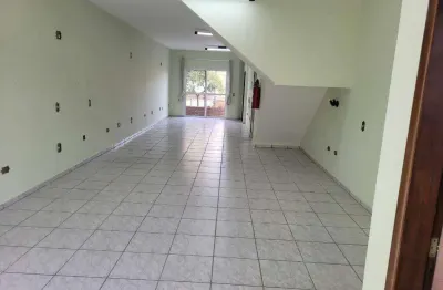 Salão comercial de 100m² reformado em região central com grande fluxo – excelente localização!