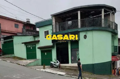 Prédio comercial com casas, salões e construção em andamento – ideal para renda ou investimento!