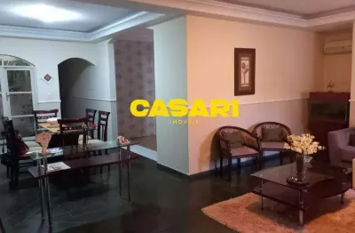 Ampla casa com 3 dormitórios, suíte e quintal à venda em santo andré – 310 m² construídos