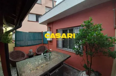 Sobrado no taboão com 4 dormitórios, suíte com banheira, churrasqueira e 2 vagas