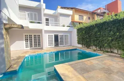 Sobrado com piscina, churrasqueira e 4 suítes com closet à venda