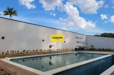 Excelênte casa de alto padrão, em condomínio completo com 3 suítes todas com planejados e piscina com borda infinita.