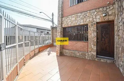 Casa espaçosa com 3 quartos, 4 vagas e ótima localização em bairro completo