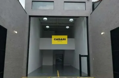 Salão comercial novo para locação em avenida de grande movimento – 134m², pé direito alto e vagas