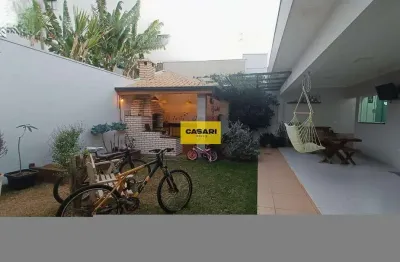 Casa com amplo quintal, 2 dormitórios, cozinha com planejados em bairro próximo a avenida principal em boituva/sp