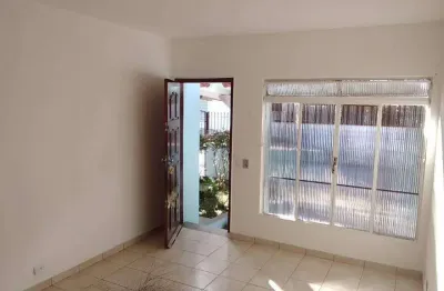 Excelente casa térrea para alugar com 2 quartos, em localização privilegiada do centro de são bernardo/sp
