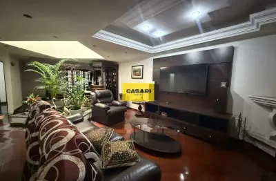 Sobrado de alto padrão com 3 suítes, área gourmet e 500m² para locação.