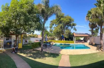 Chácara á venda com 3 dormitórios, sendo 1 suíte, ampla piscina aquecida, espaço gourmet completo e aceita financiamento bancário.