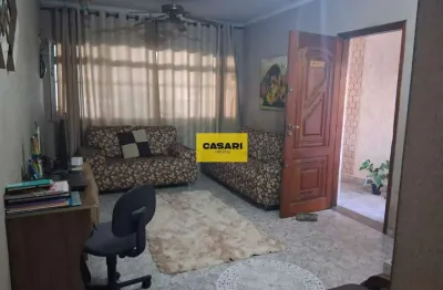 Sobrado Espaçoso com Quintal e 2 Vagas em Rua Tranquila no Jordanópolis