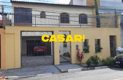 Sobrado à venda com 3 dorms (1 suíte), edícula, 5 vagas, quintal e ótima localização. Bairro seguro com fácil acesso à Anchieta e ao centro!