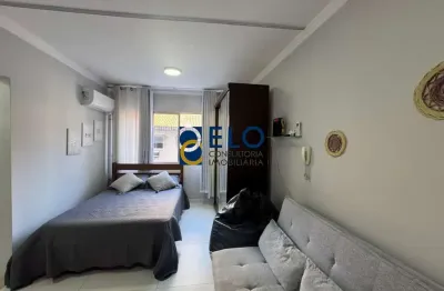 Só a 50 mts. praia do gonzaguinha, apartamento (kitnete)à venda no centro de são vicente/sp, com banheiro e cozinha, 33,00 m² de área. venha conferir!