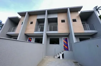 Casa sobrado geminado à venda em joinville-sc, no bairro floresta, com 2 quartos, 2 suítes, 2 salas, 2 banheiros, 1 vaga de garagem.