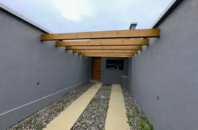 Casa à venda em joinville-sc, petrópolis: 2 quartos, 1 suíte, 2 salas, 2 banheiros, 2 vagas, 60,30m². venha conferir!