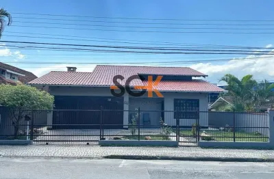 O lar que abraça a sua história | casa renovada e acolhedora no coração do saguaçu