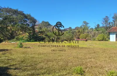 Casa com 3 quartos, jardim frutífero e amplo espaço