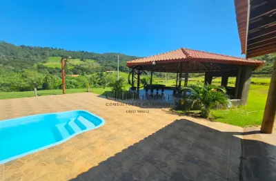 Alugue o melhor da convivência e lazer: casa com salão e piscina!