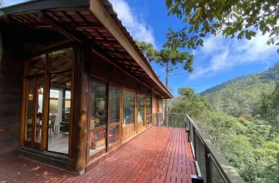 Casa com suíte, banheira e sala com lareia com vista para as montanhas em condomínio fechado