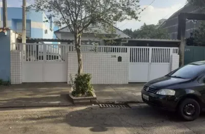 Duas casas frente e fundos independentes com 5 dormitórios, 2 wcs , 2 vagas de garagem8,50x44 à venda, 155 m² por r$ 800.000 - estuário - santos/sp