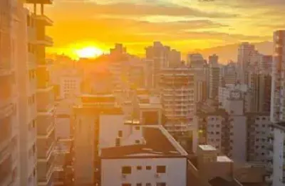 Apartamento com vista para o mar e lazer na guilhermina praia grande/ sp