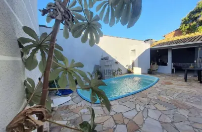 Linda casa com piscina , 4 dormitórios(1 suíte), com terreno amplo de 275 m2