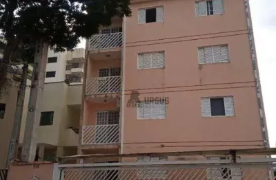 Apto no centro da cidade, com condomínio baixo, sacada e garagem coberta