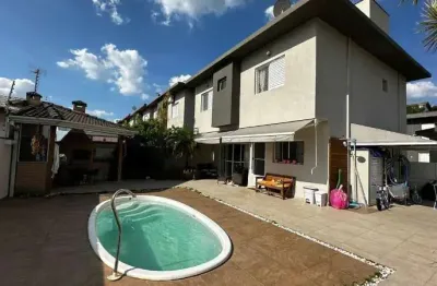 Sobrado em condomínio fechado com 3 suítes, piscina e churrasqueira muito bem localizado em atibaia sp.