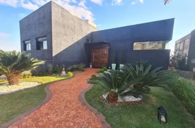 Casa no condomínio no porto atibaia:  3 suítes, escritório, salas, 6 banheiros, piscina, area gourmet venda ou locação!