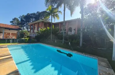 Casa térrea no condomínio estância dos lagos  em atibaia sp. piscina,  churrasqueira,  amplo espaço gramado, segurança 24 hs.
