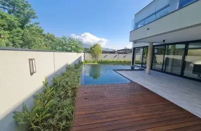 Sobrado novo no condomínio granville em atibaia sp.  são 4 suítes, todas com móveis planejados, várias salas, cozinha equipada e com armários,  área gourmet,  piscina