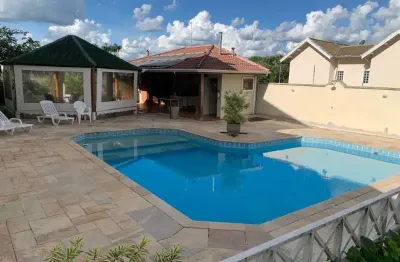Casa em condomínio próximo a al lucas em atibaia sp.  são 4 suítes, sendo 2 com closet, sala de estar, sala de jantar, lareira, home theater, escritório, lavabo, despensa, cozinha, área de serviço, su