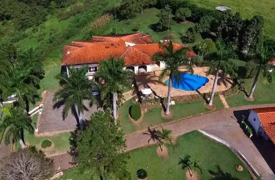 Haras em piracaia sp casa sede com 5 dormitórios sendo 4 suítes, sala ampla com 3 ambientes integrados, cozinha com armários planejados, piscina com aquecimento, sauna, pomares, quadra poliesportiva, 