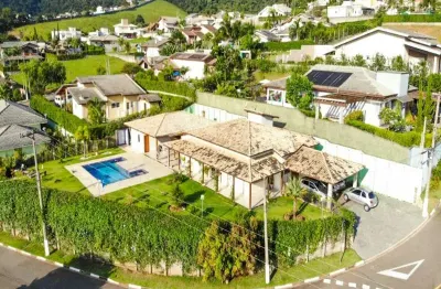 Casa a venda térrea no condomínio serra da estrela em atibaia. 5 dormitórios, piscina, churrasqueira e amplo espaço gramado.
