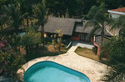 Casa térrea em atibaia, 3 dorm sendo 1 suíte, área gourmet,  piscina, espaço gramado.