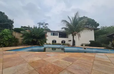Sobrado em bairro nobre, próximo ao centro de atibaia,  são 4 dormitórios sendo 2 suítes