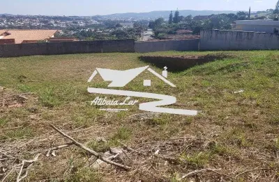 Terreno condomínio flamboyant em atibaia, com 1.050 m2 vista para pedra grande, declive em relação a rua.