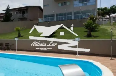 Casa em estilo neo clássico, nova com 4 suítes todas com armários planejados e ar condicionado