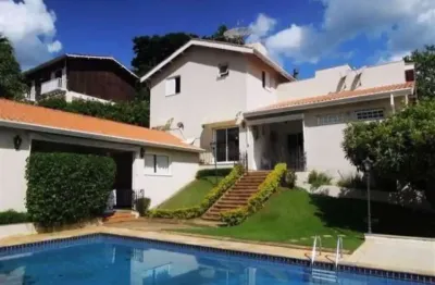 Casa com 05 dormitórios sendo 02 suítes, closet, suite master, armário embutido  churrasqueira, forgão à lenha, piscina, sauna, pomar, edicula;