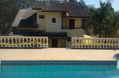 Casa em condomínio , com 4 suítes sendo que uma é master com hidro duas sacadas uma delas com vista para a represa.