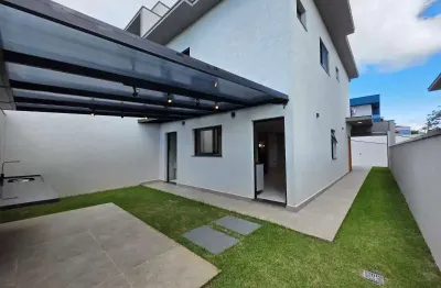 Casa nova em condomínio fechado na cidade de atibaia sp. aceita financiamento direto com o construtor e a casa já esta pronta pra morar.