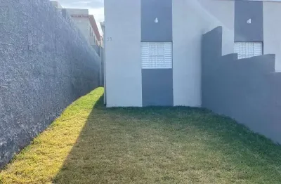 Casa térrea no jardim helena em atibaia sp. são 2 dormitórios, sala, cozinha e banheiro. garagem para 2 autos, terreno com 125 m2.
