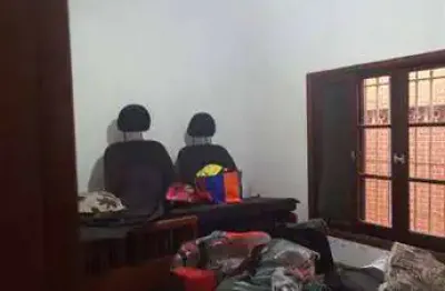 Casa semi mobiliada, 03 quartos com suíte, piscina, em maracanã, praia grande.