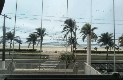 Kitão espaçoso com 40m², situada no bairro real em praia grande, frente total para o mar e próximo de todo o comércio local.